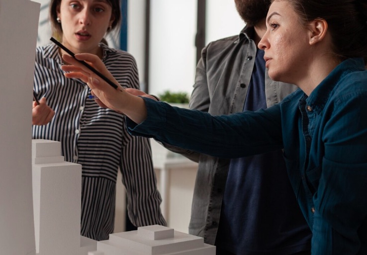 Il team multidisciplinare di Luce.ink durante una sessione di calibrazione neurale