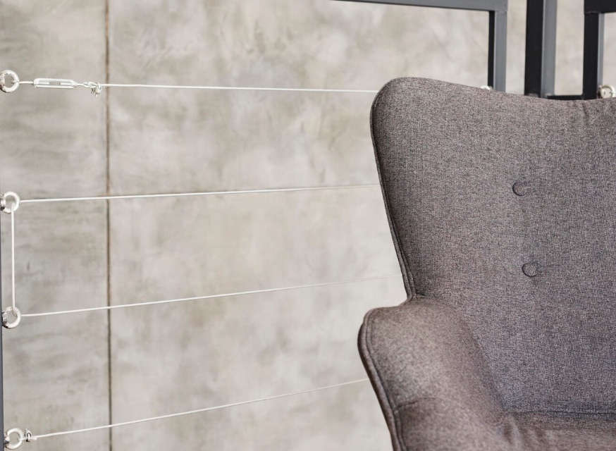 Dettaglio di un sensore AI integrato con precisione in una boiserie di lusso